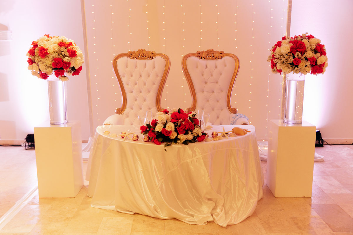 WeddingReceptionHeadTableSetUp
