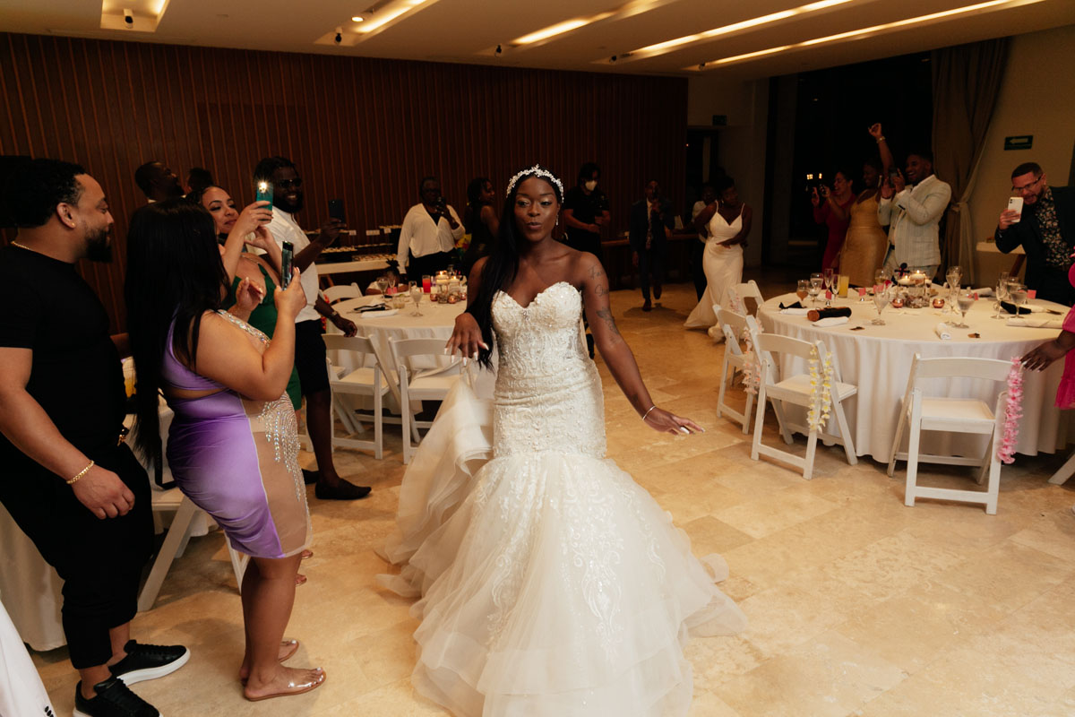 DreamsPlayaMujeresNewlywedsDanceIntoReception