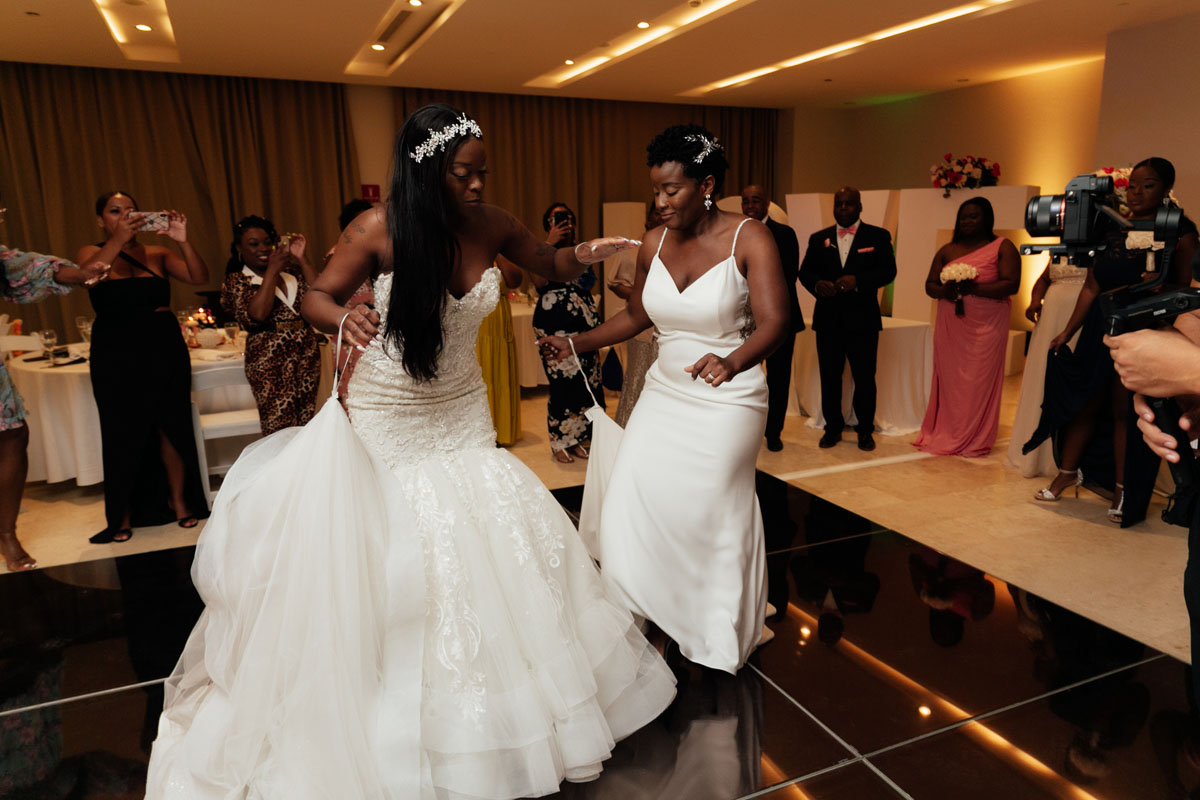 DreamsPlayaMujeresNewlywedsFirstDance