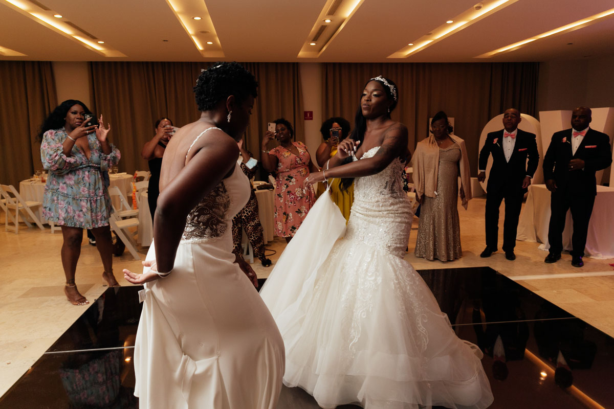 DreamsPlayaMujeresNewlywedsFirstDance