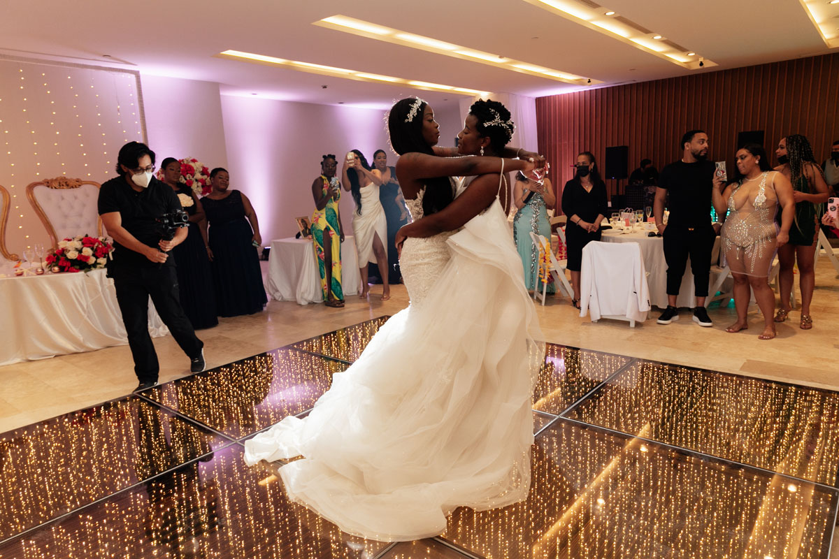 DreamsPlayaMujeresNewlywedsFirstDance