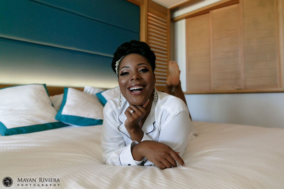 DreamsPlayaMujeresBridePosingOnBed