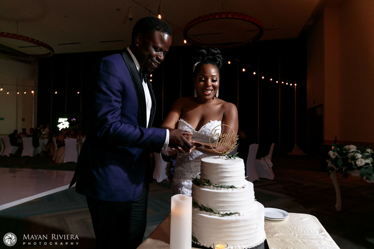 NewlywedsCuttingWeddingCake