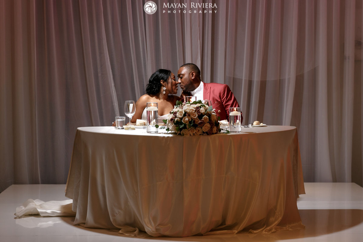 NewlywedsKissAtHeadTable