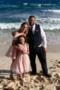 GroomsmansFamilyPosesOnBeach