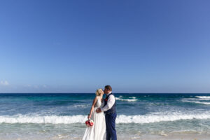 NewlywedsKissOnBeach