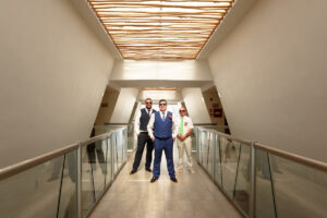 WeddingPartyPosesInHallway