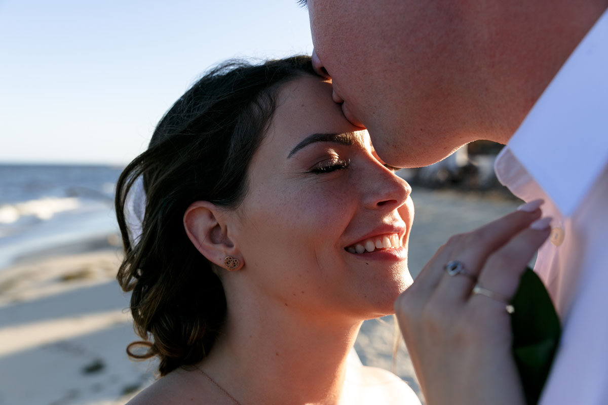 NewlywedsKissOnBeach