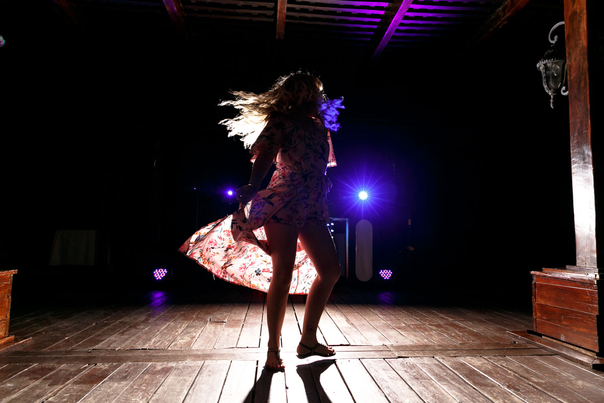 RockingReceptionDanceMoves