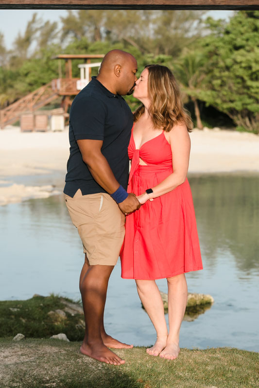 RyannAndWifeKissingAtPuntaEsmeralda