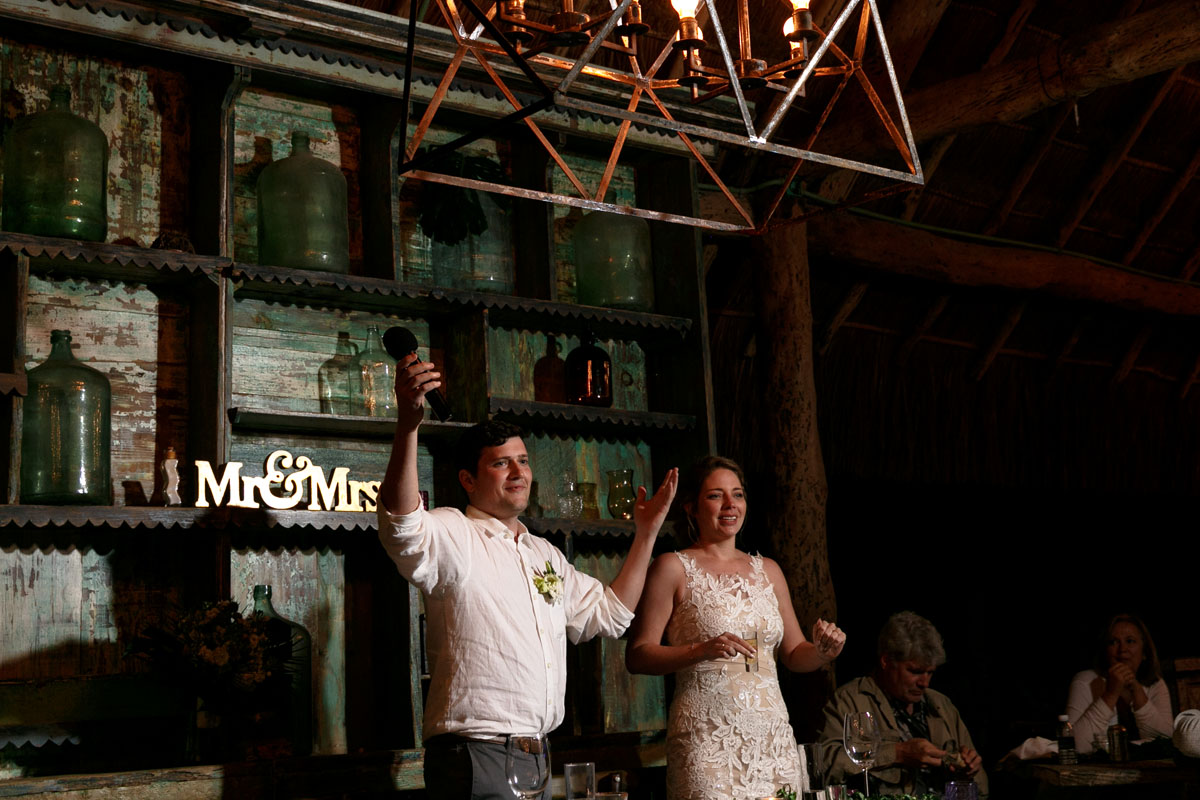 NewlywedsThankingGuests