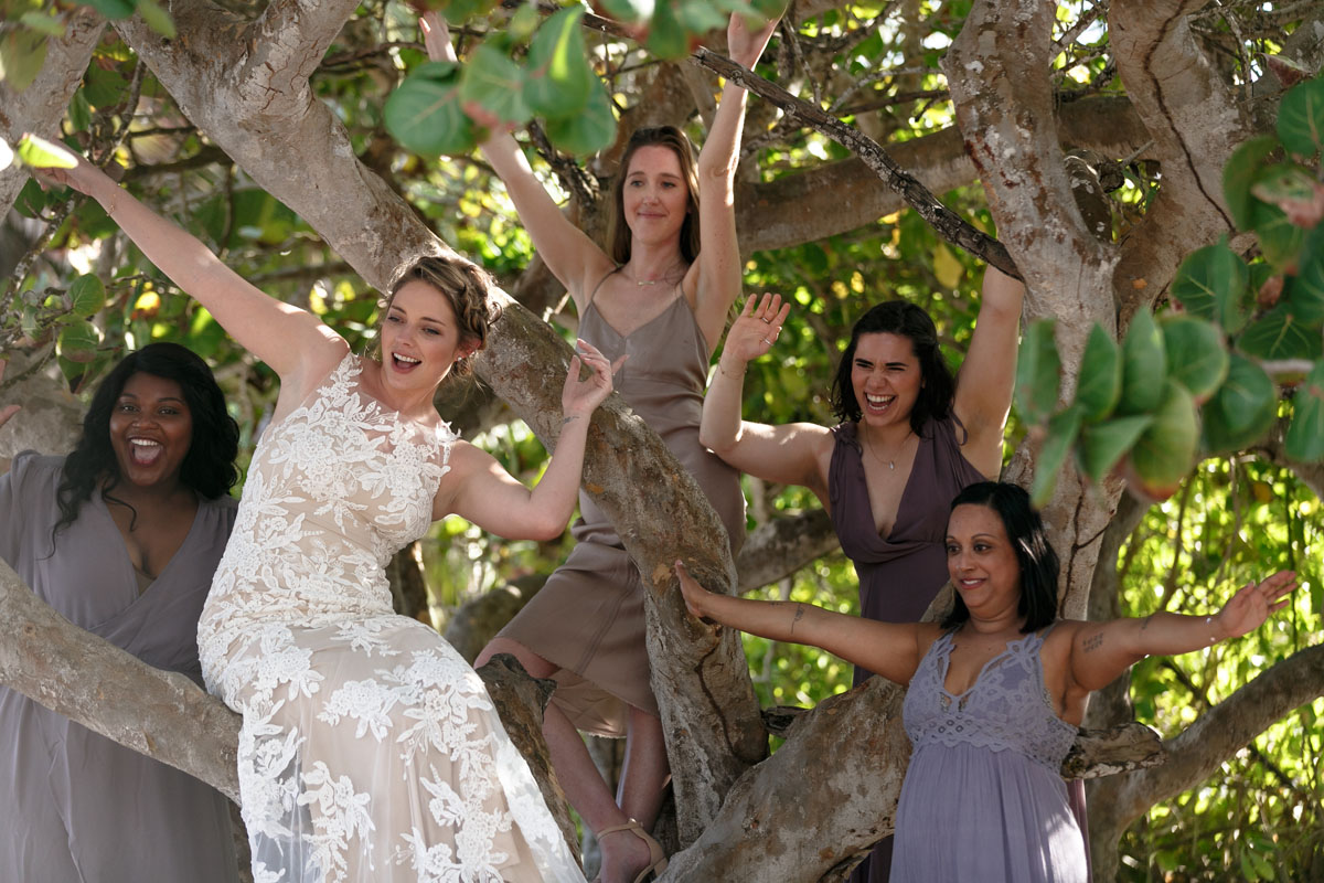 BridePosesWithWeddingPartyInTree