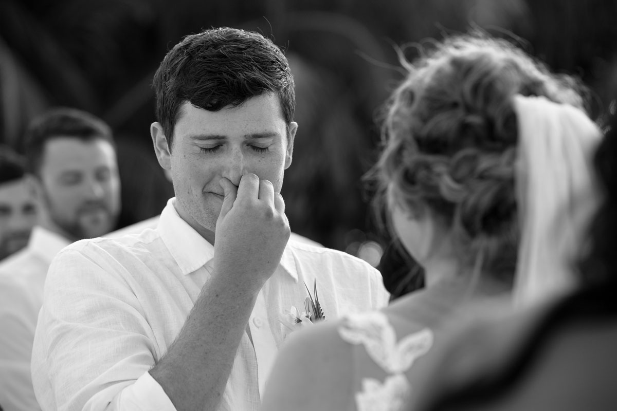 BlueVenadoGroomWipesNose