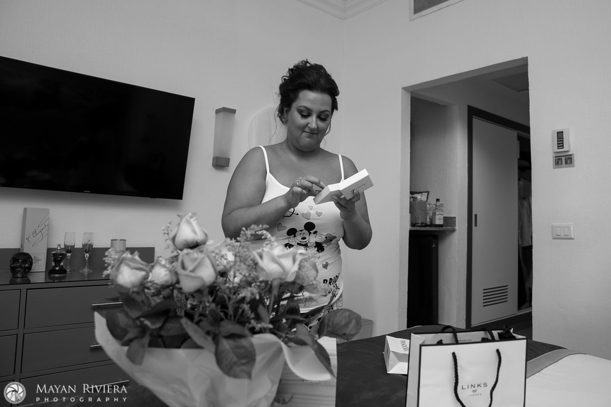 SmilingRiuCancunBrideCarlyOpensGift