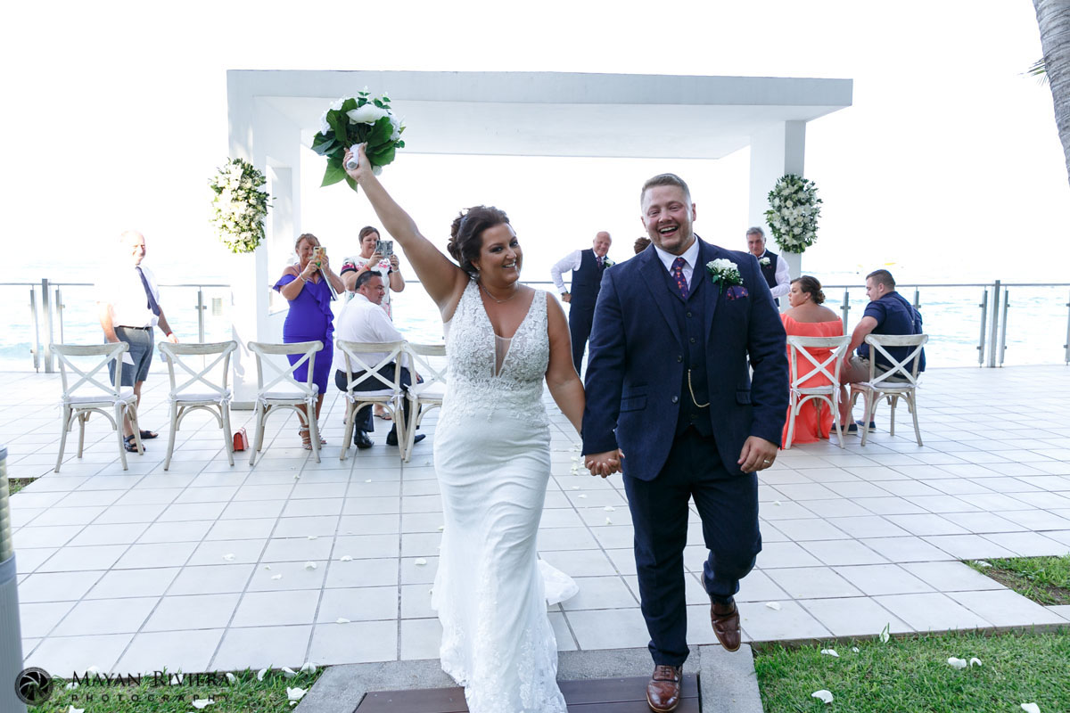 CheeringRiuCancunNewlywedsWalkOut