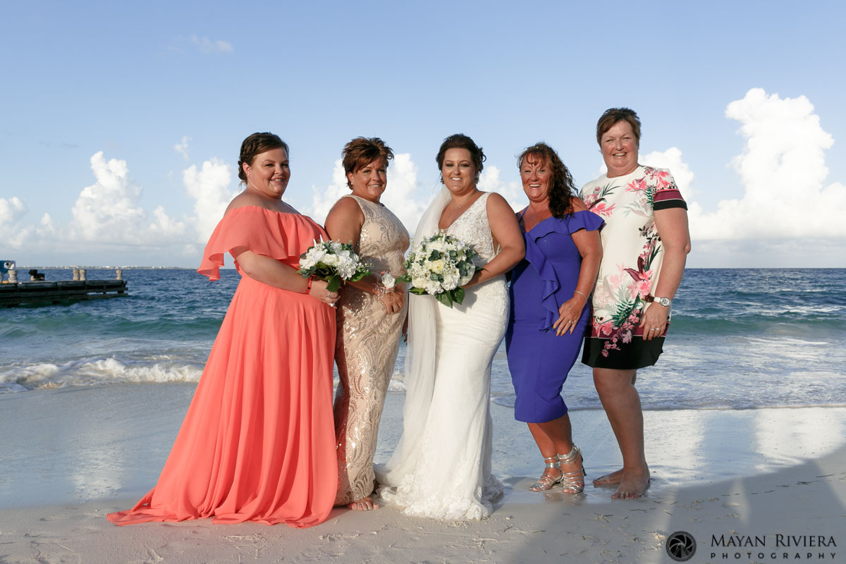 CarlyPosesWithGirlsOnBeach