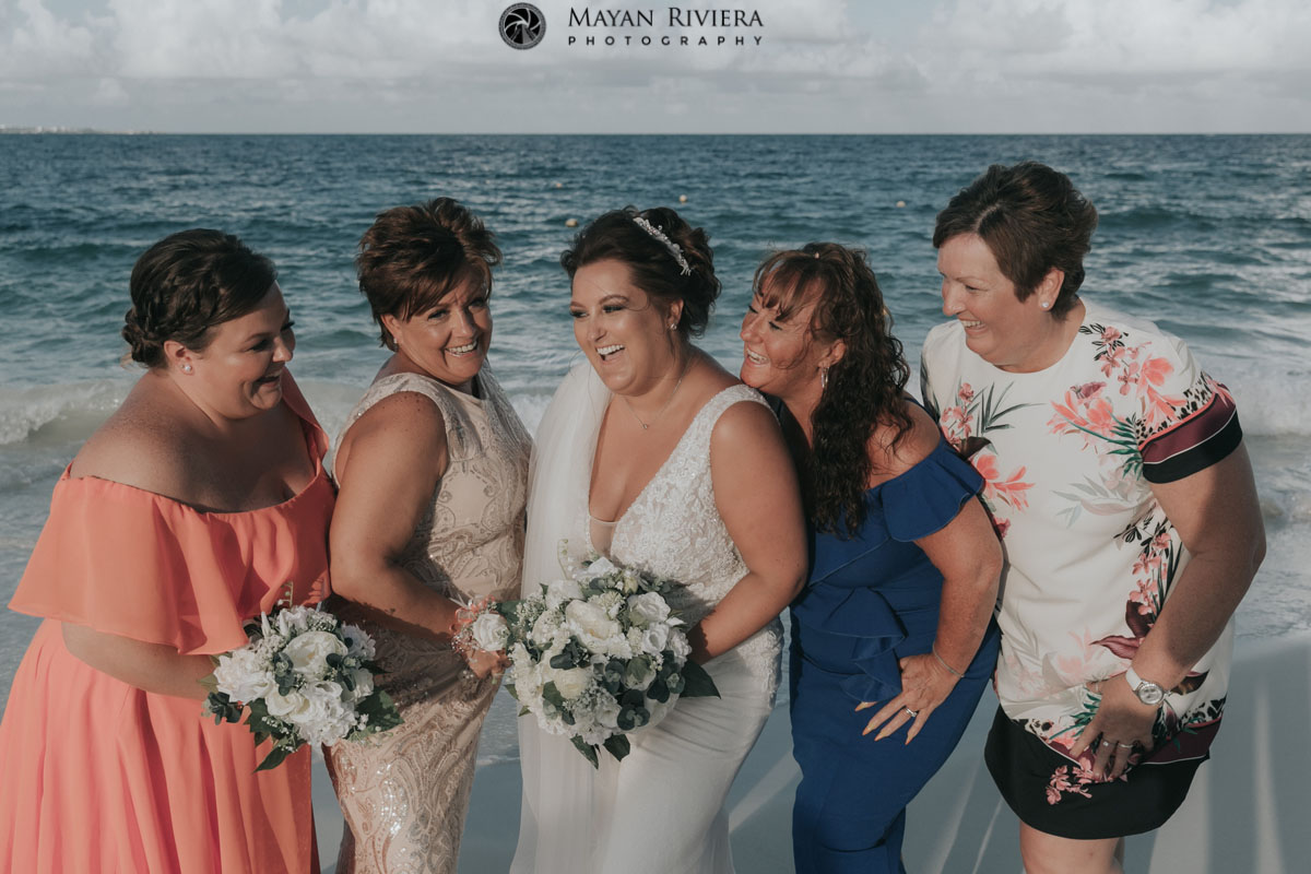 CarlyPosesWithGirlsOnBeach