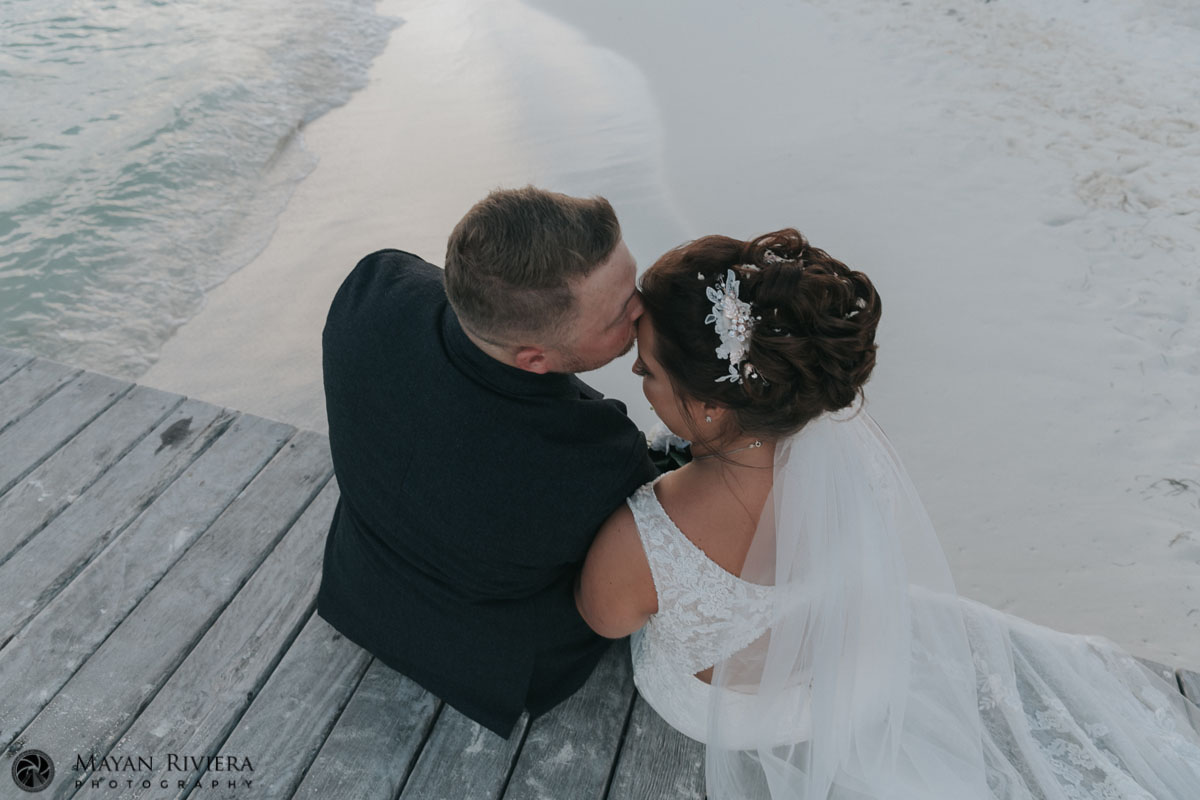 RiuCancunNewlywedsKissOnPier