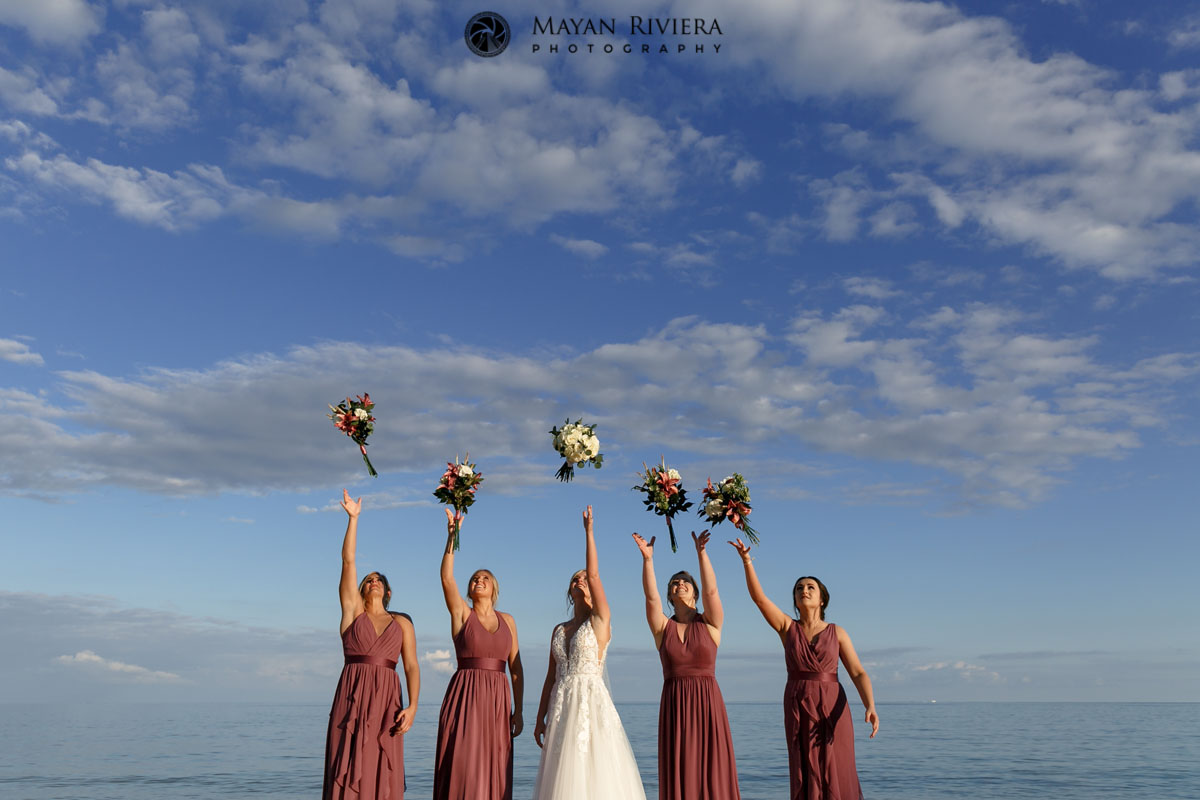 BrideAndBridesmaidTossBouquets