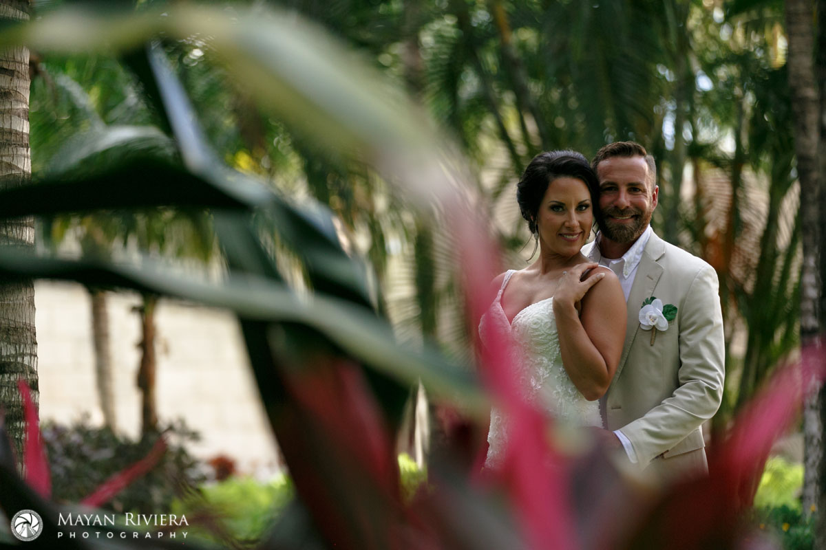 AzulFivesWeddingCouplePoseBySculpture