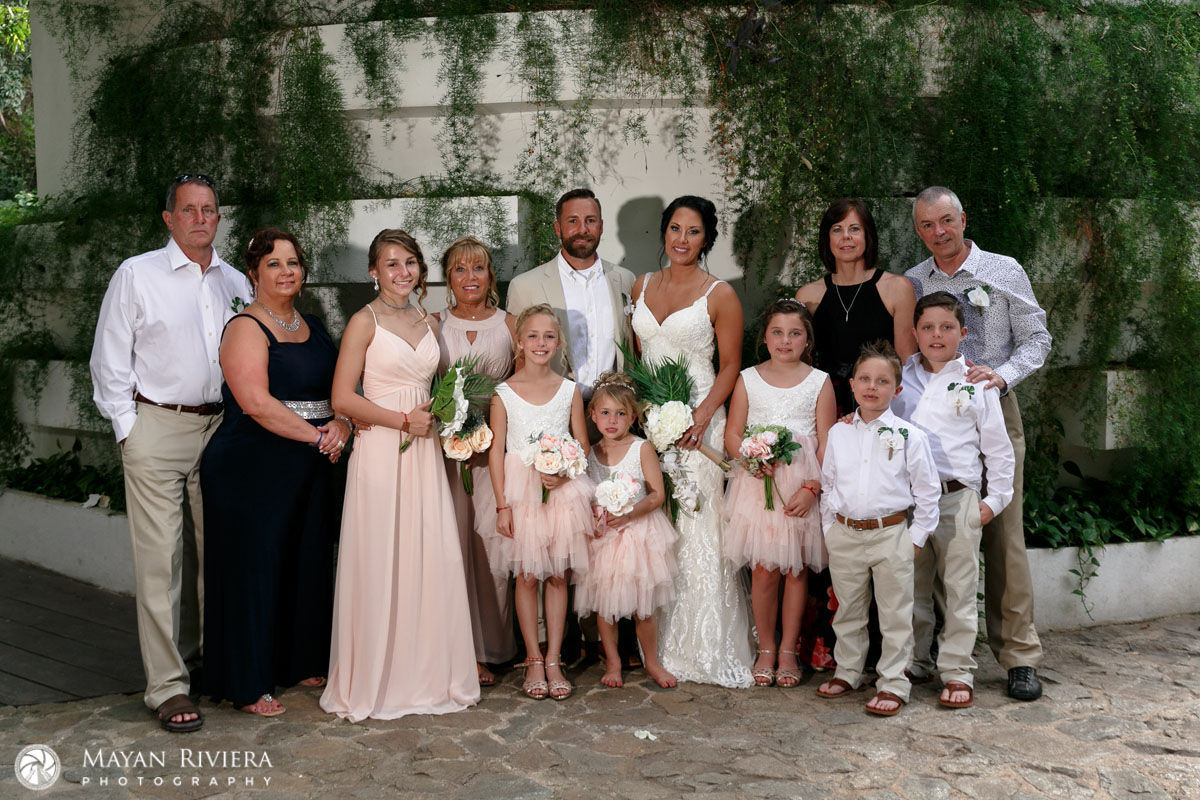 WeddingCouplePoseWithFamily