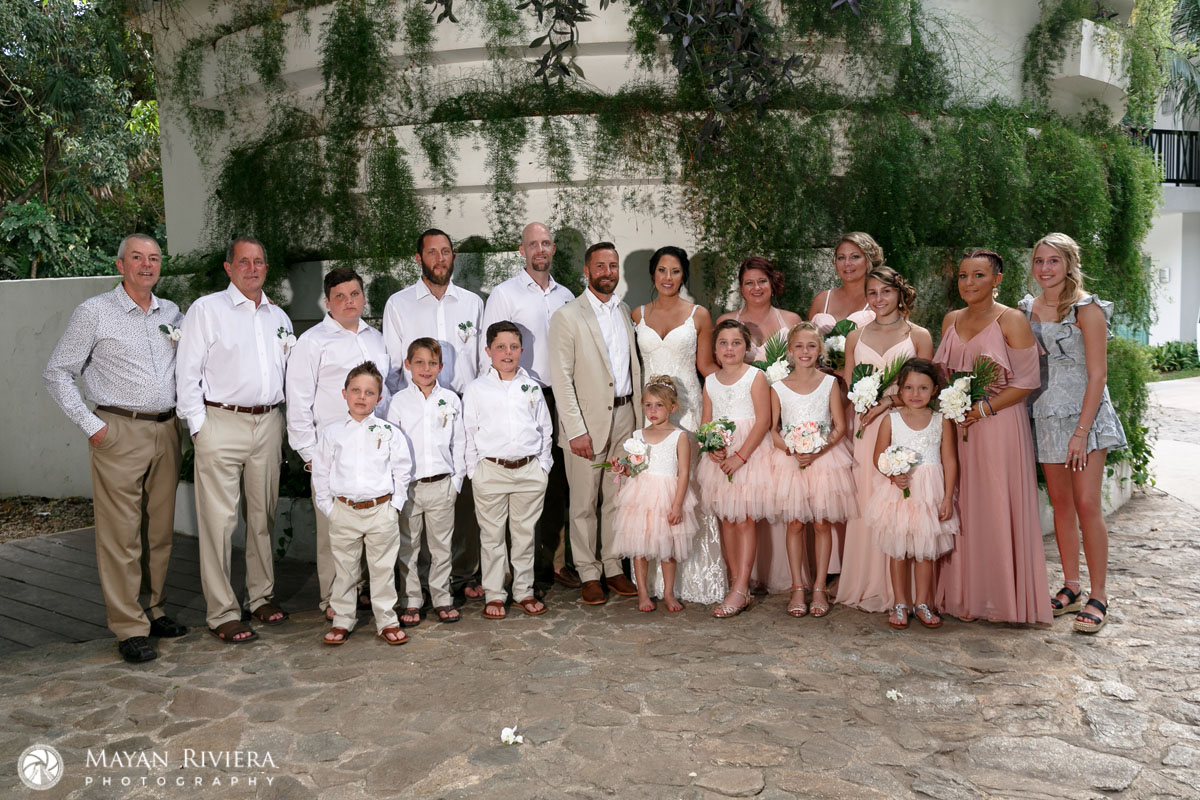 WeddingCouplePoseWithFamilyAndWeddingParty