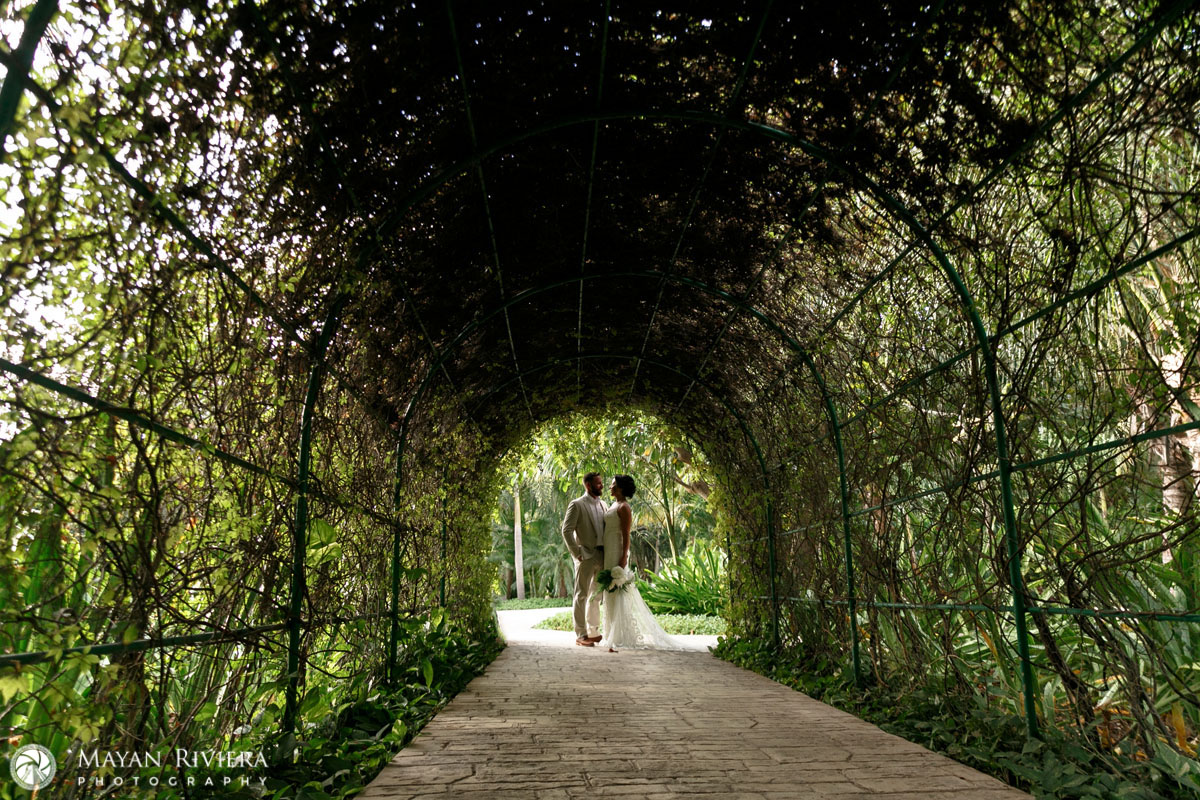 AzulFivesWeddingCouplePoseInVineTunnel
