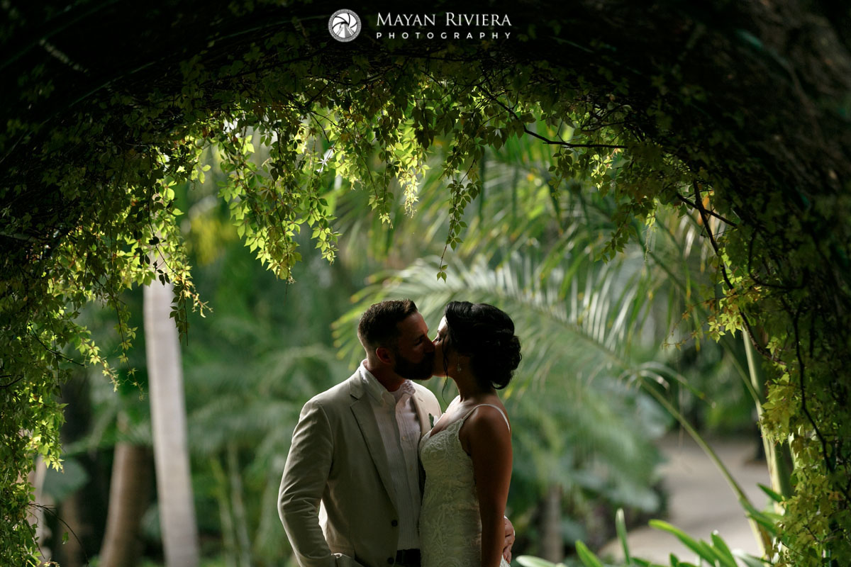 AzulFivesWeddingCoupleKissInVineTunnel
