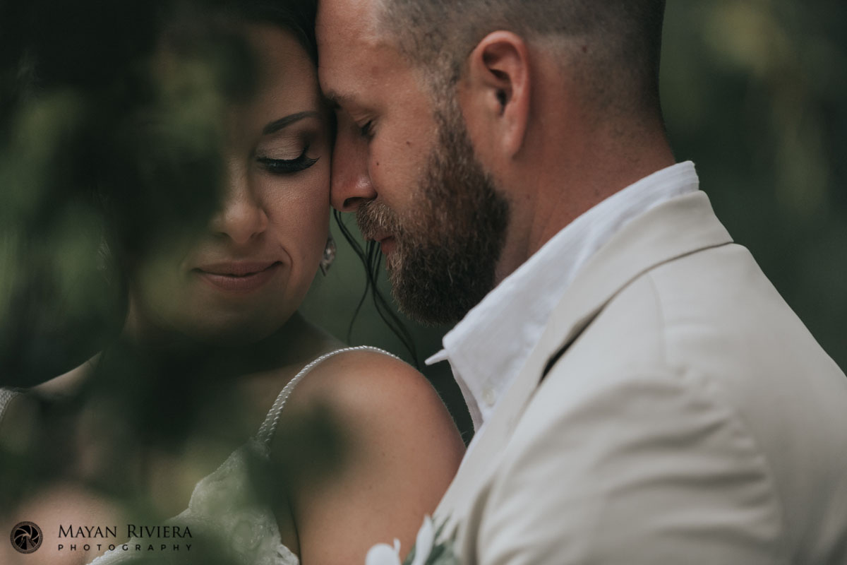 AzulFivesWeddingCouplePoseInVineTunnel