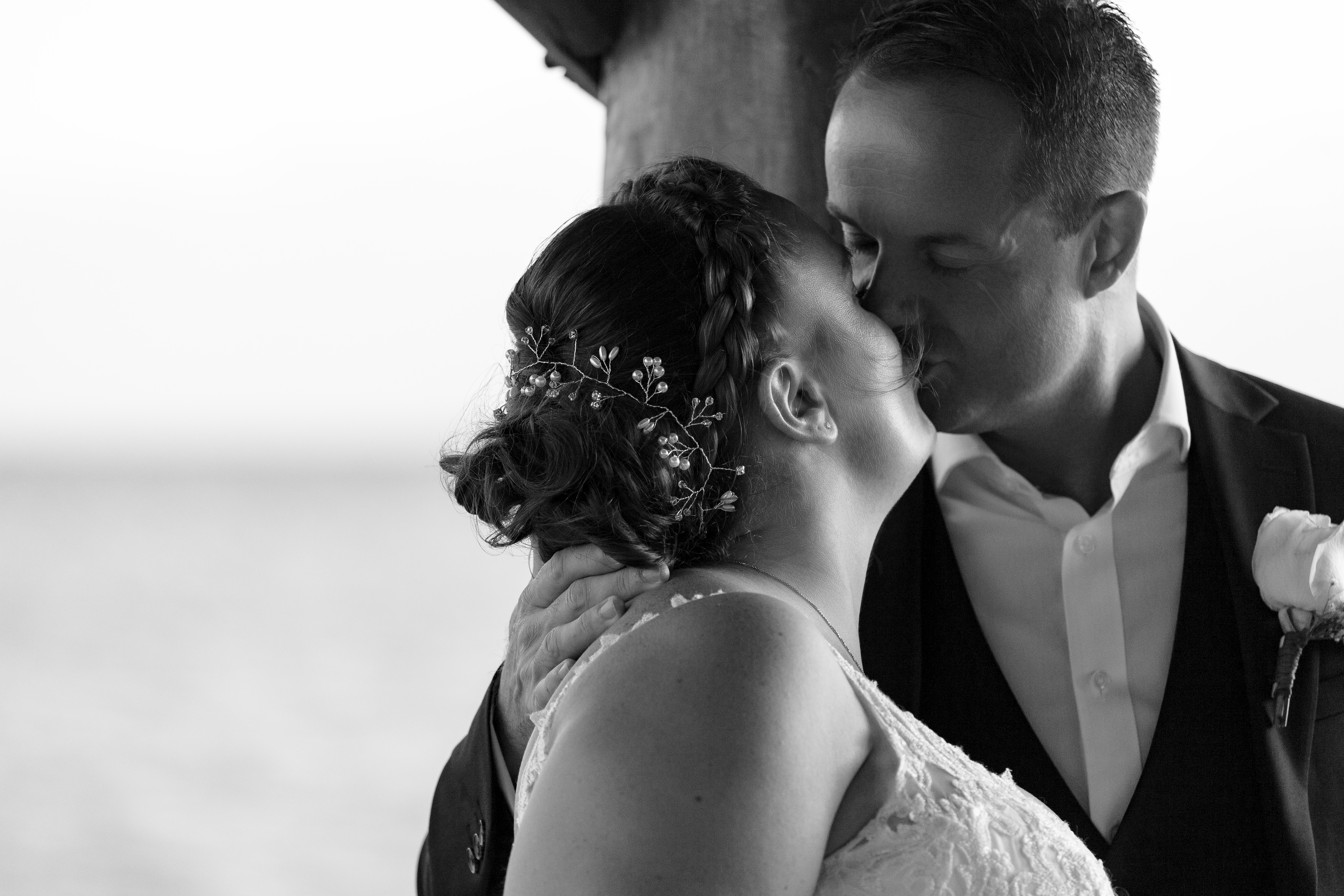 AzulBeachNewlywedsKissOnPier