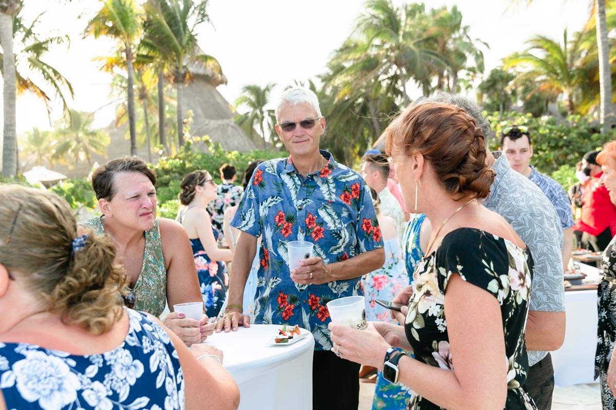 SandosPlayacarWeddingGuestsEnjoyCocktailHour