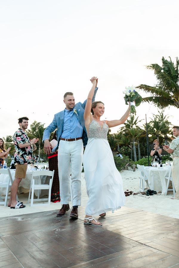 SandosPlayacarNewlywedsDanceIn