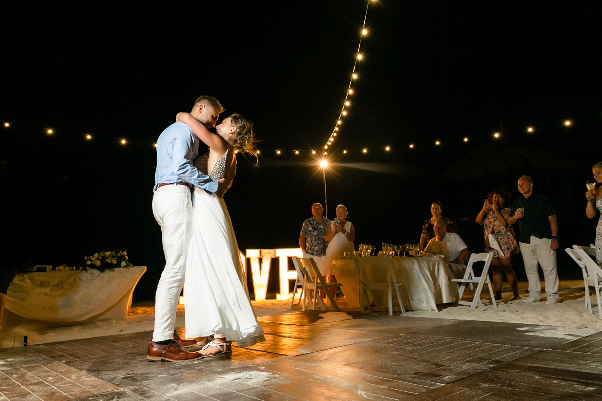 SandosPlayacarNewlywedsDancingAtReception