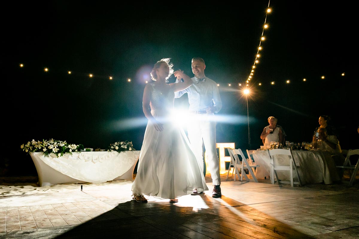 SandosPlayacarNewlywedsDancingAtReception