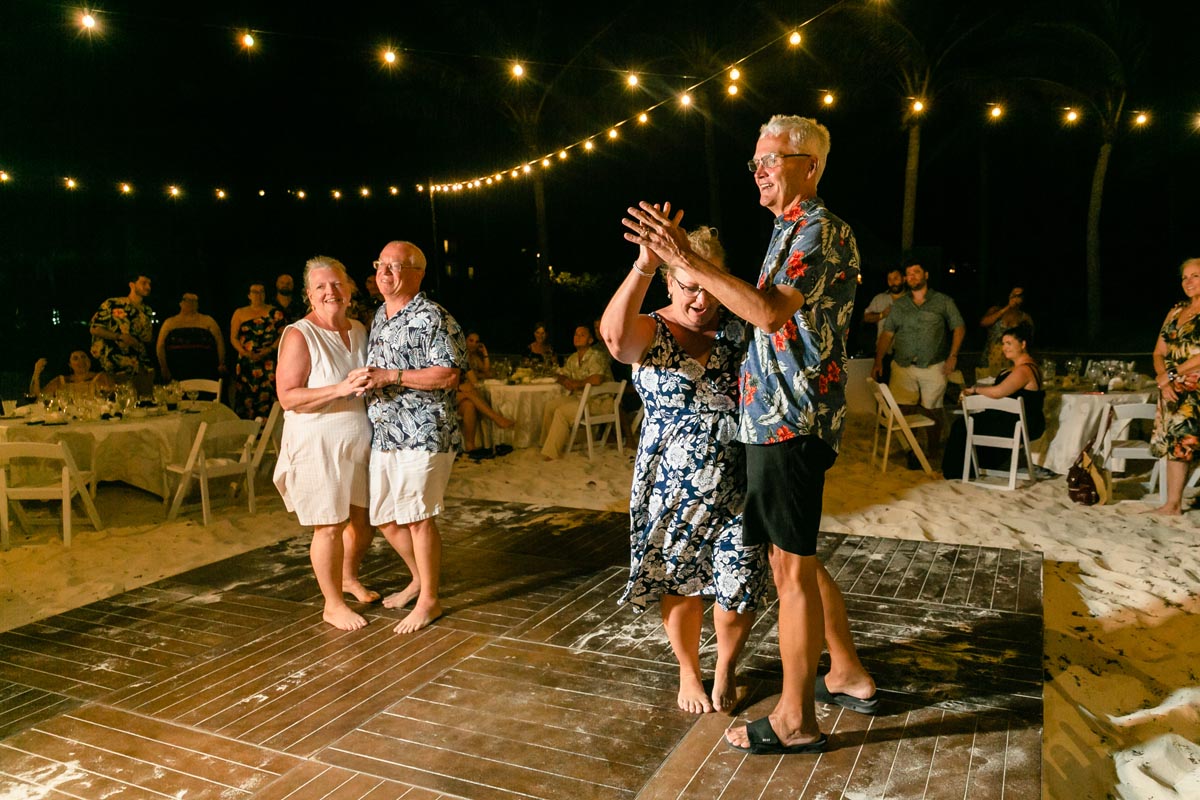 ReceptionCouplesDancing