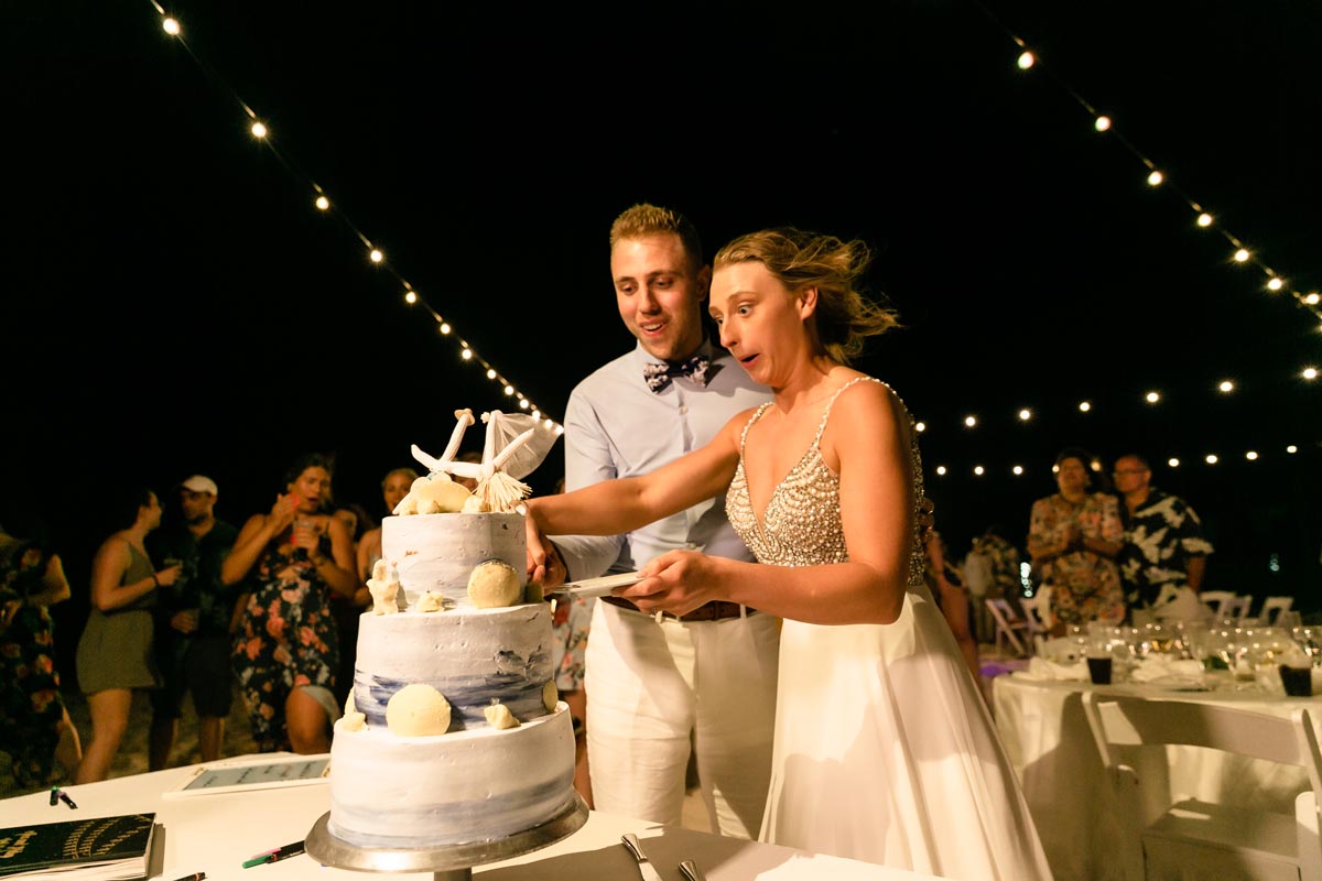 SandosPlayacarNewlywedsCutCake