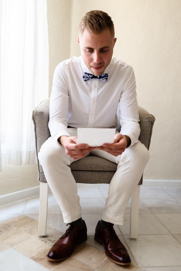 SandosPlayacarGroomAlexReadingNote