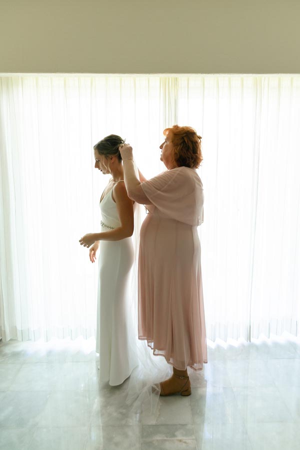 SandosPlayacarBrideGettingVeilOn