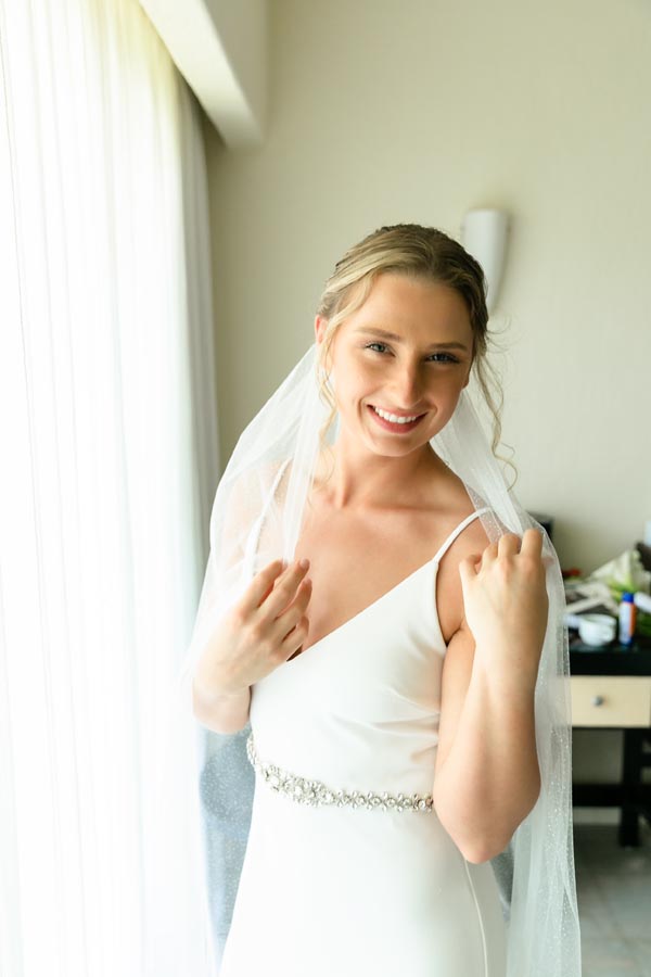 SandosPlayacarBridePosesByWindow