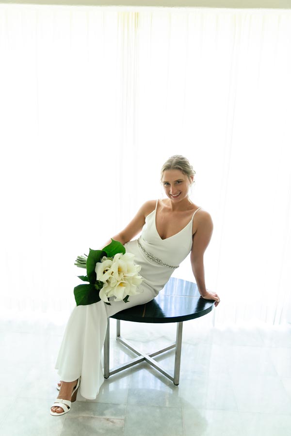 SandosPlayacarBridePosesByWindow