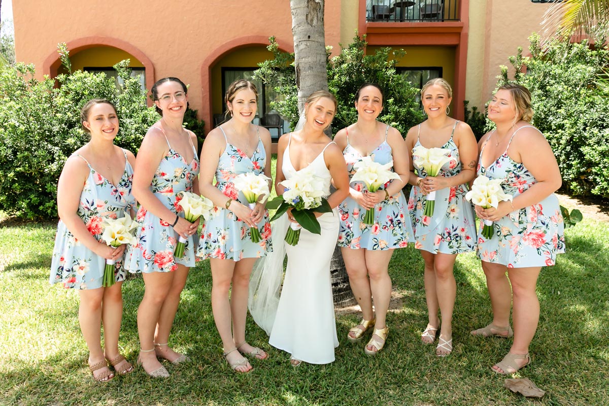 SandosPlayacarBridePosesWithBridesmaids