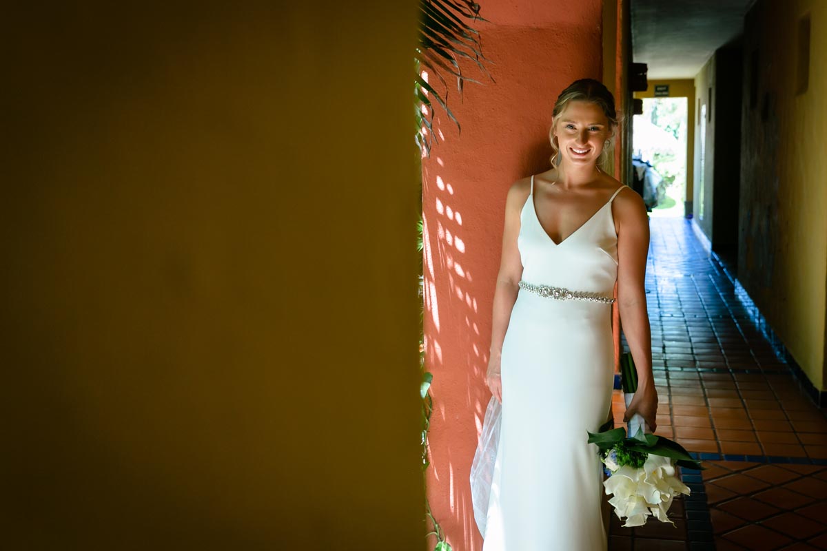 SandosPlayacarBridePosesByPillar