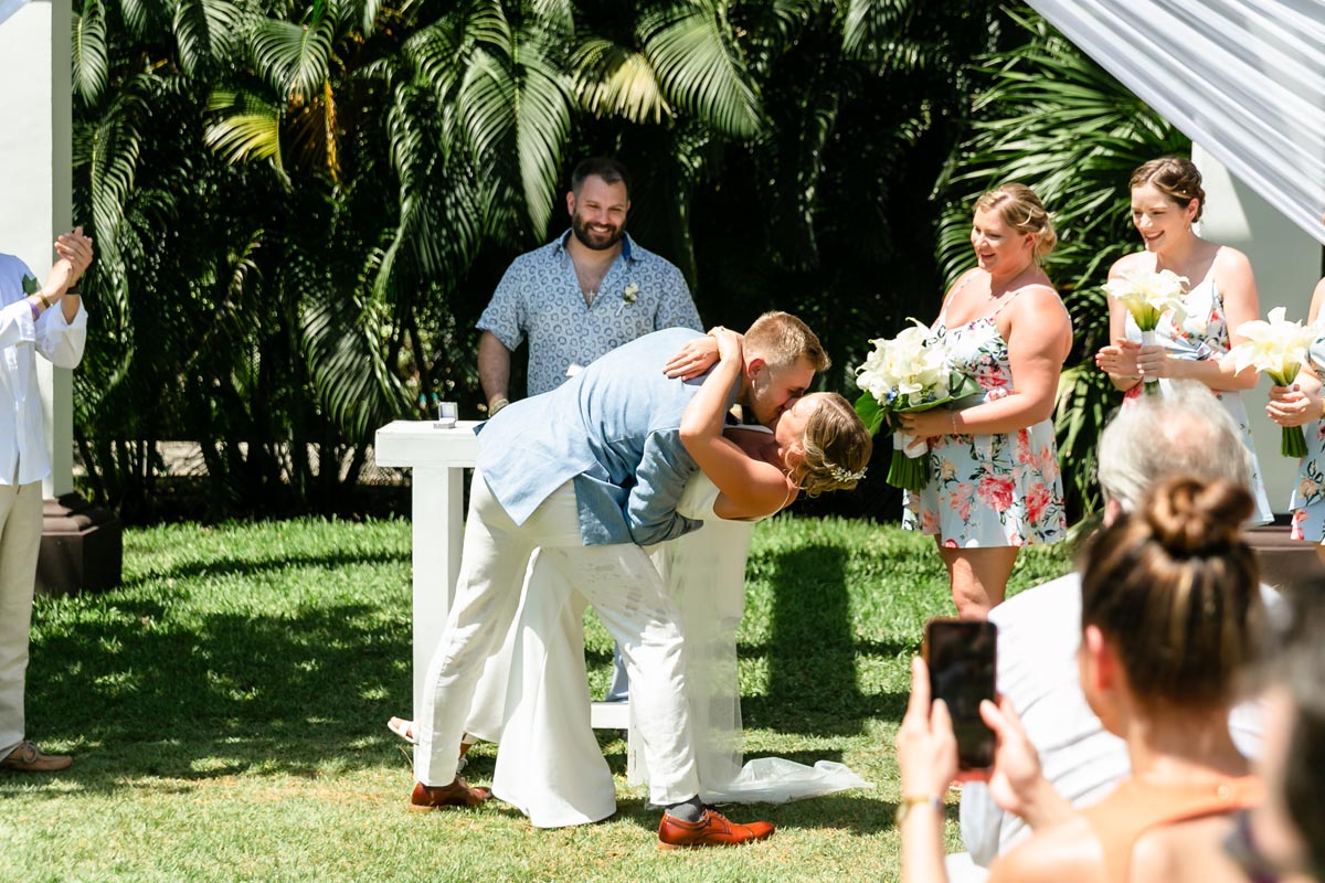 SandosPlayacarNewlywedsFirstKissDipping