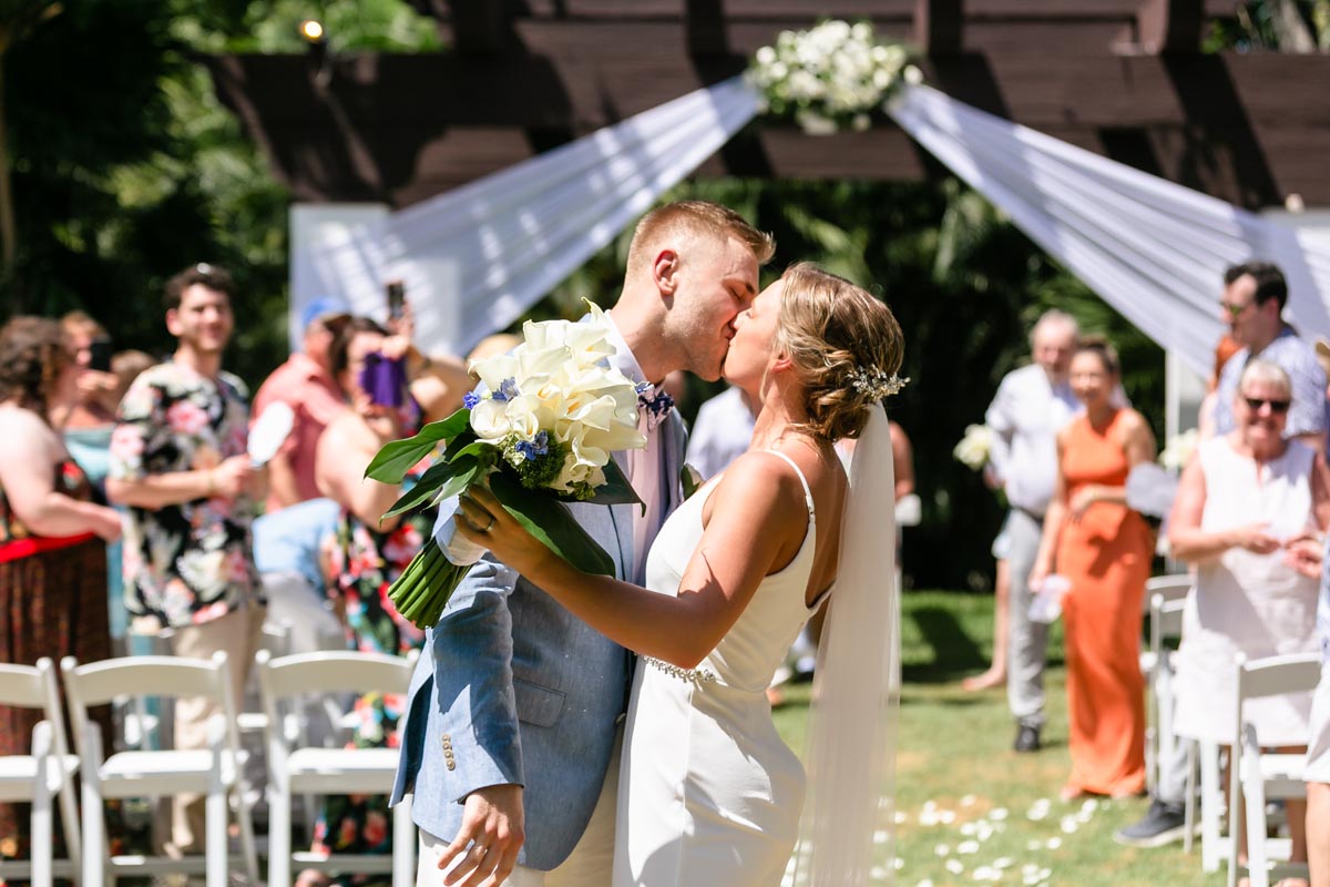 NewlywedsKissAfterWalkingOut