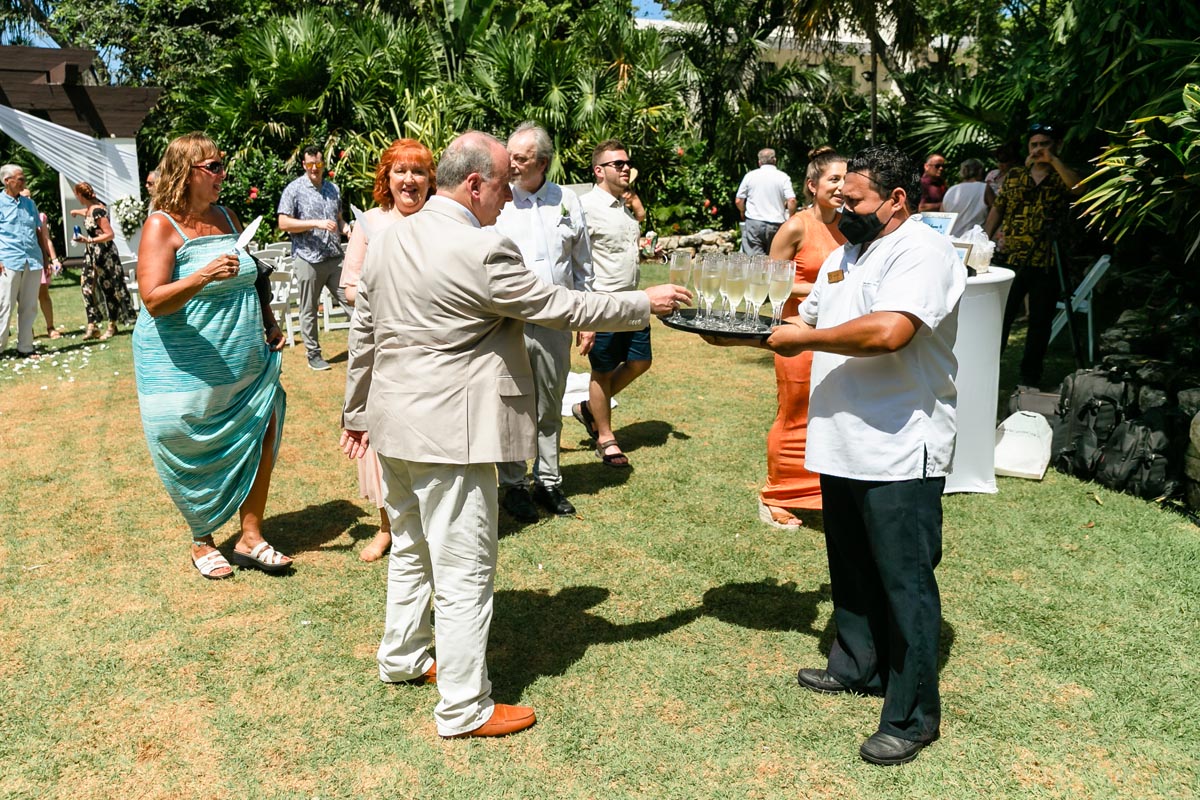 SandosPlayacarGuestsHaveChampagne