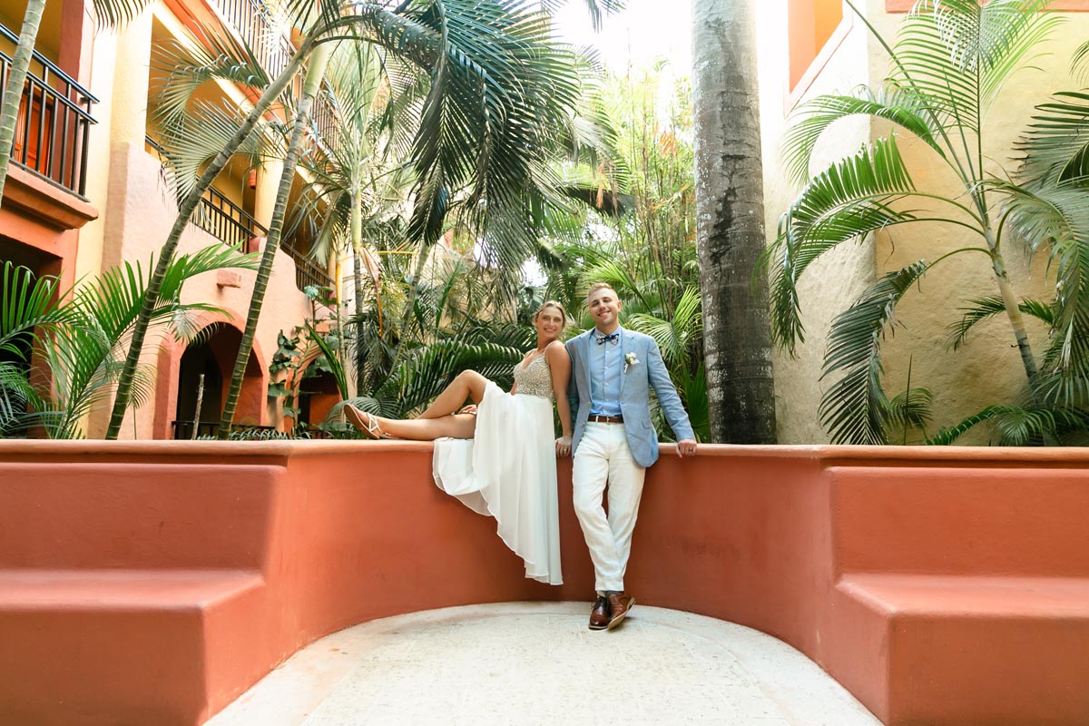 SandosPlayacarNewlywedsPoseOnOrangeLedge