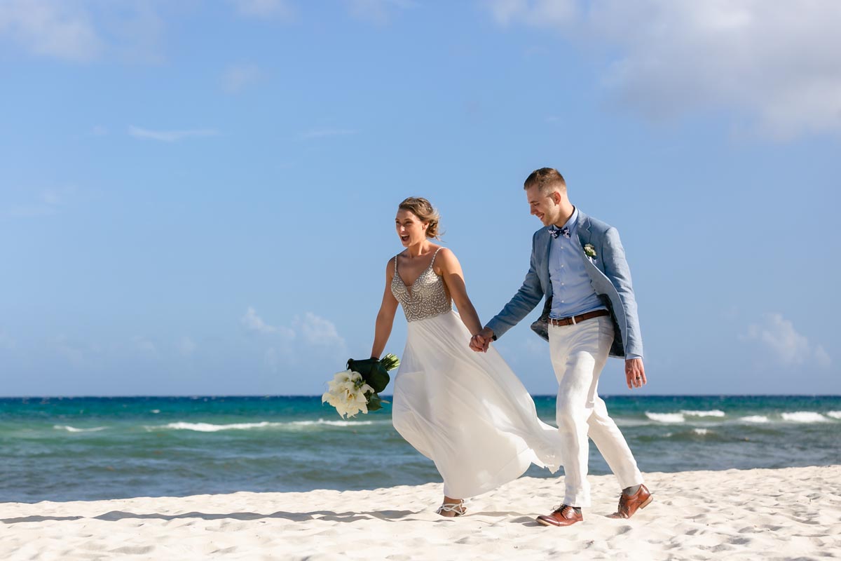 SandosPlayacarNewlywedsStollOnBeach