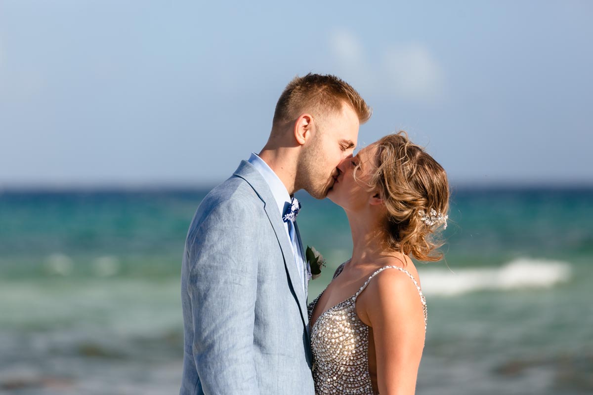 SandosPlayacarNewlywedsKissOnBeach