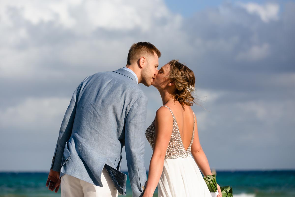 SandosPlayacarNewlywedsKissOnBeach