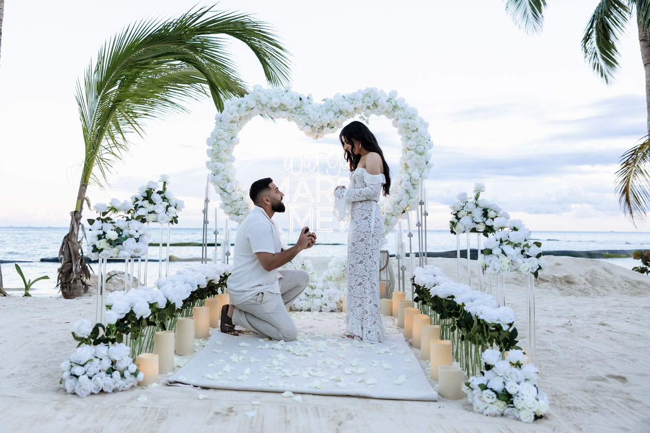 Boyfriend pops the question in a romantic beach setup